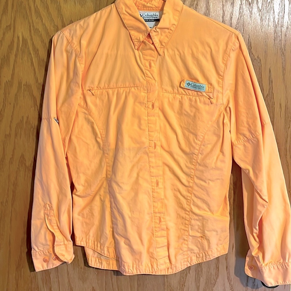 Columbia women’s fitted button down shirt. Size S.